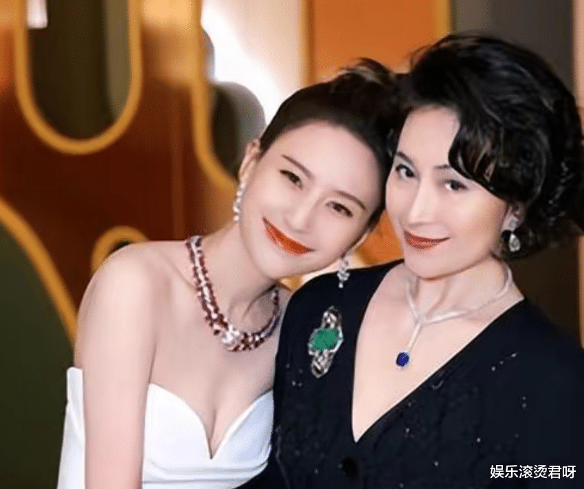 何超莲|何超莲的气质有多绝?出席晚宴同框刘诗诗和杨颖,我没看错吧?