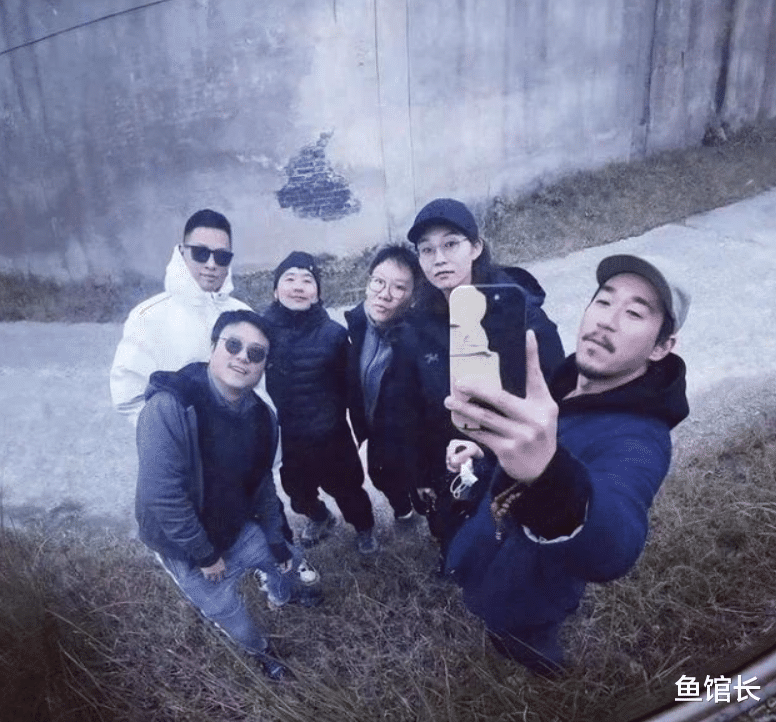 曝张默定居泰国,抽顶级雪茄开千万豪车,真相却极为讽刺