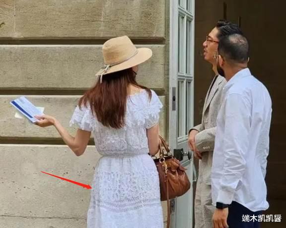 还是原来的白裙,林志玲与老公同游凡尔赛宫,两人同行隔开距离