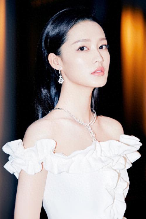 李沁：国家秘密培养她9年，转身却踏进娱乐圈，背后原因令人感慨