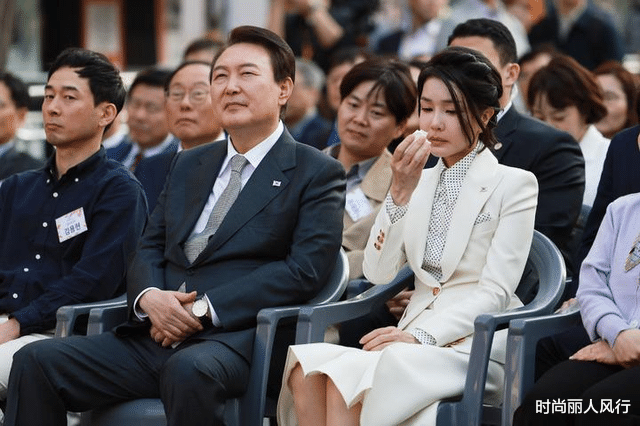 西装 韩国第一夫人当众擤鼻涕都好美！穿西装勒出少女腰，不生孩子超嫩