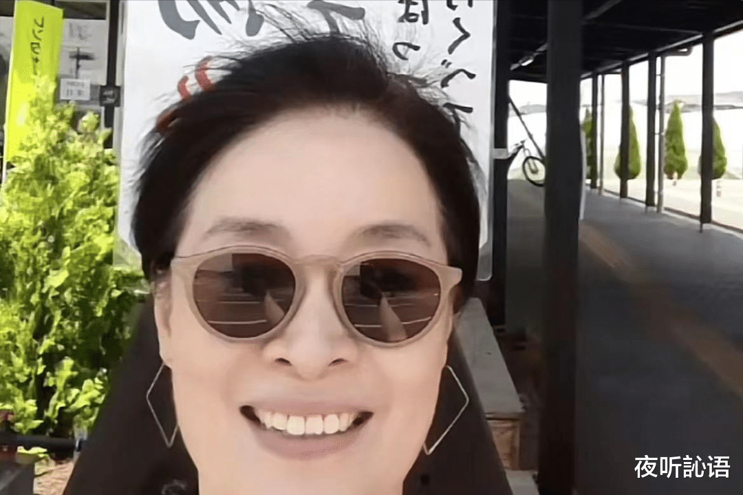 老戏骨定居日本，嫁外籍老公儿子帅气，网友质疑明星有没有爱国心
