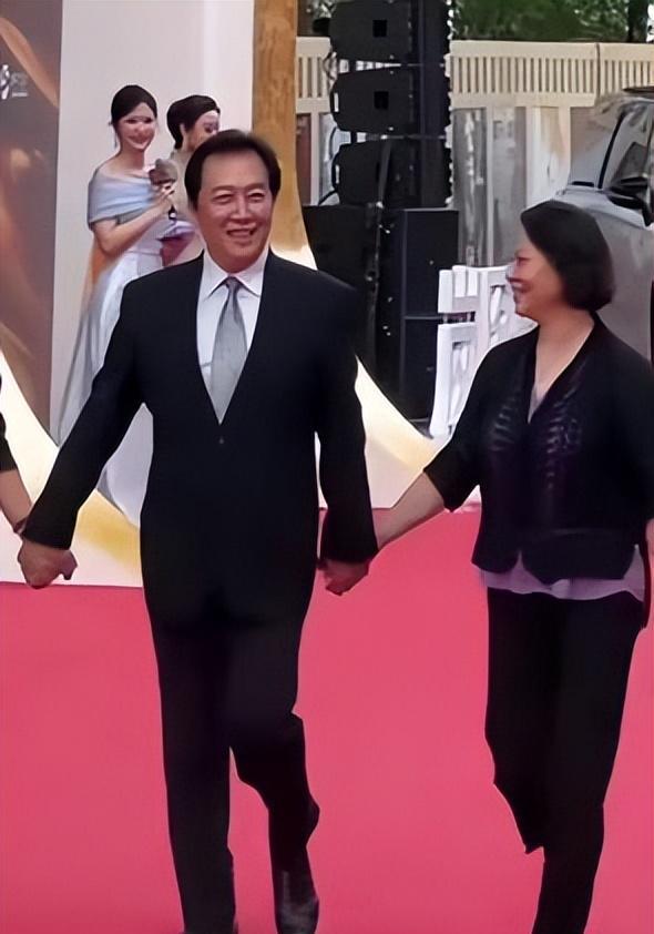 唐国强|唐国强夫妇现身！妻子壮丽模样大变，当众向田华跪地感谢激动落泪