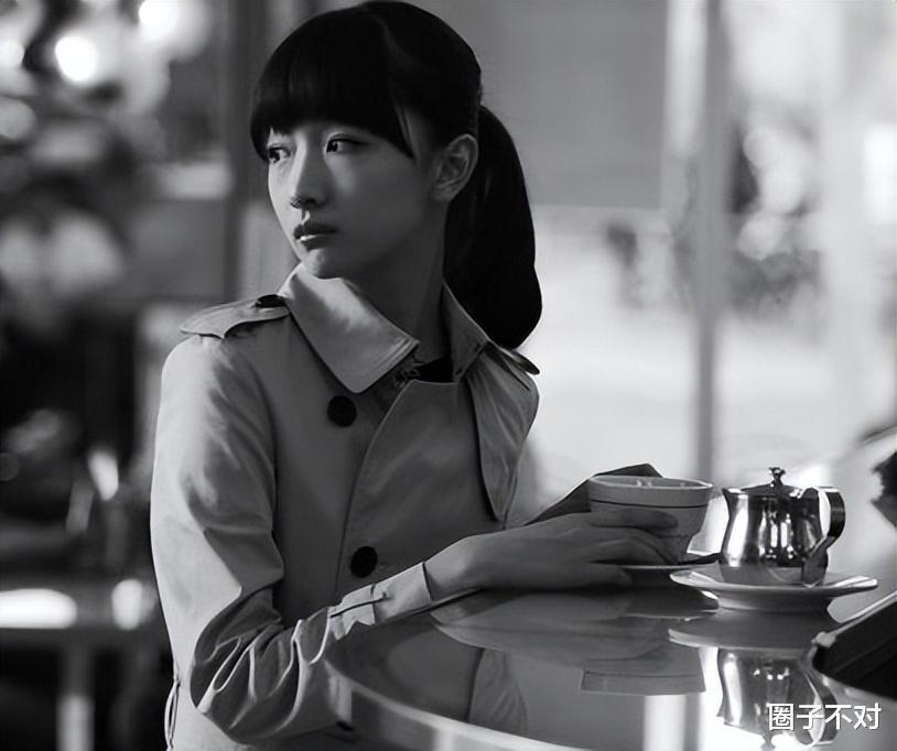 金鸡一夜,坐“大佬”堆里的周冬雨,让所有人见识了她的江湖地位