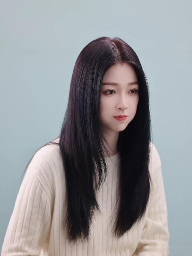 迪丽热巴|3月4日迪丽热巴黑西装造型气场全开，张天爱虞书欣抹胸裙性感迷人