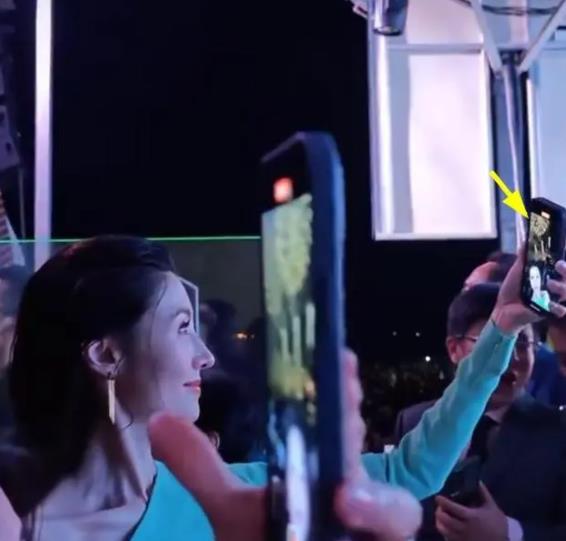 53岁李嘉欣现身马来西亚,笑出4层皱纹,颈部萎缩自然老去