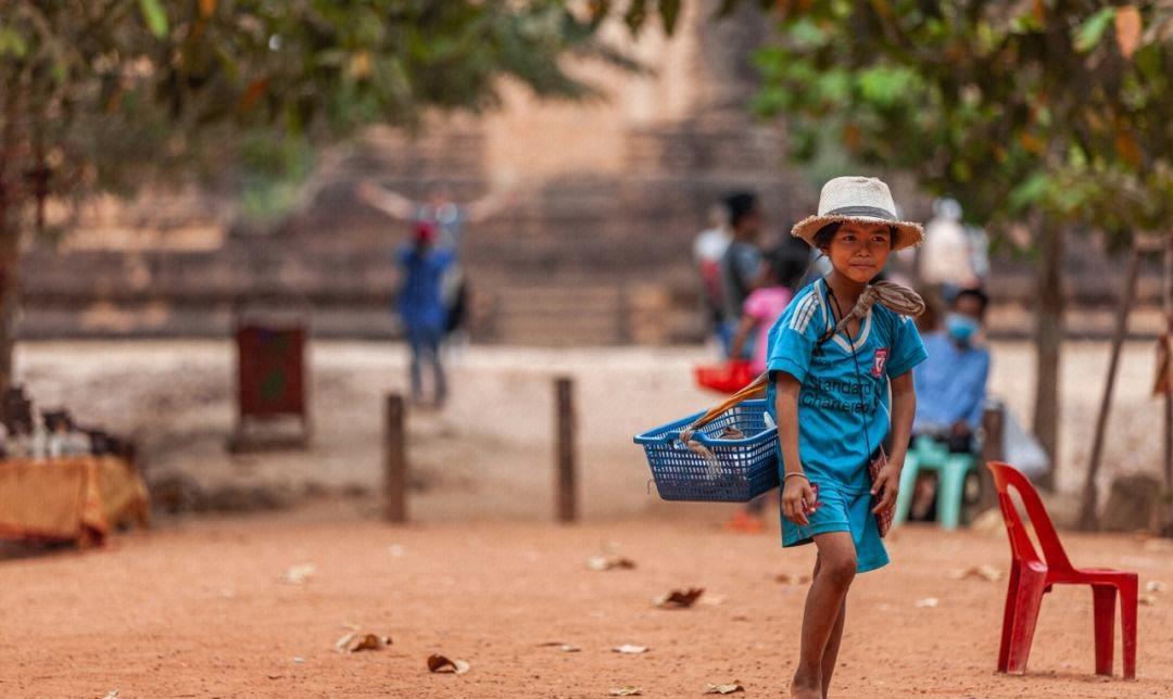中华小姐回应牙齿被拔光,穿赵露思同款衣服摆拍,耳朵被割戴义耳