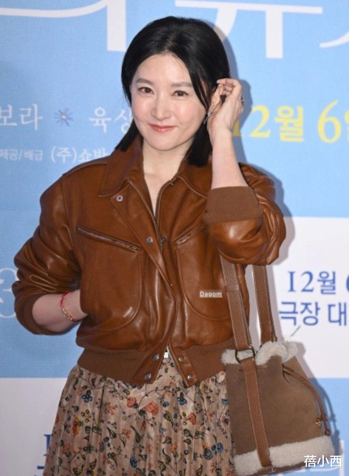 52岁李英爱新剪了短发年轻20岁,穿橙红色连衣裙,美得像换了个人