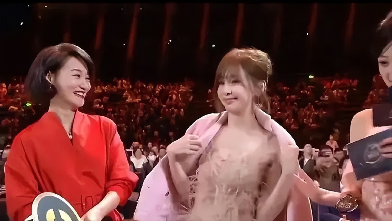 王心凌|王心凌被邀串场互动，女主持硬扯她外套“要她一起跳”