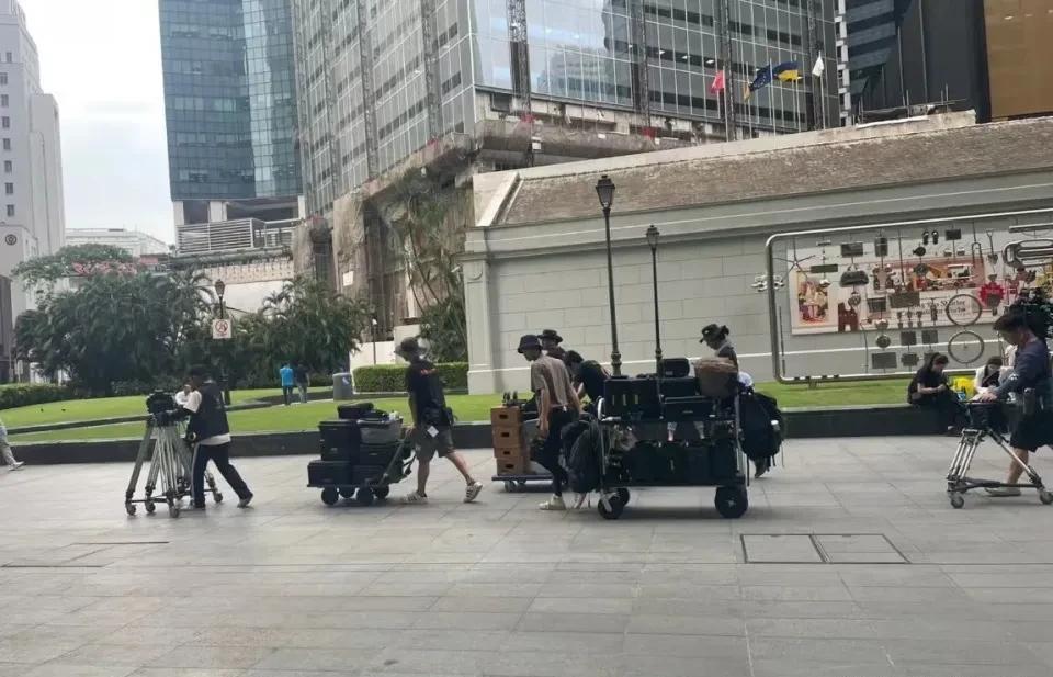 徐峥|徐峥戴着假发出现在新加坡,身材发福打扮邋遢,表情看着很无奈