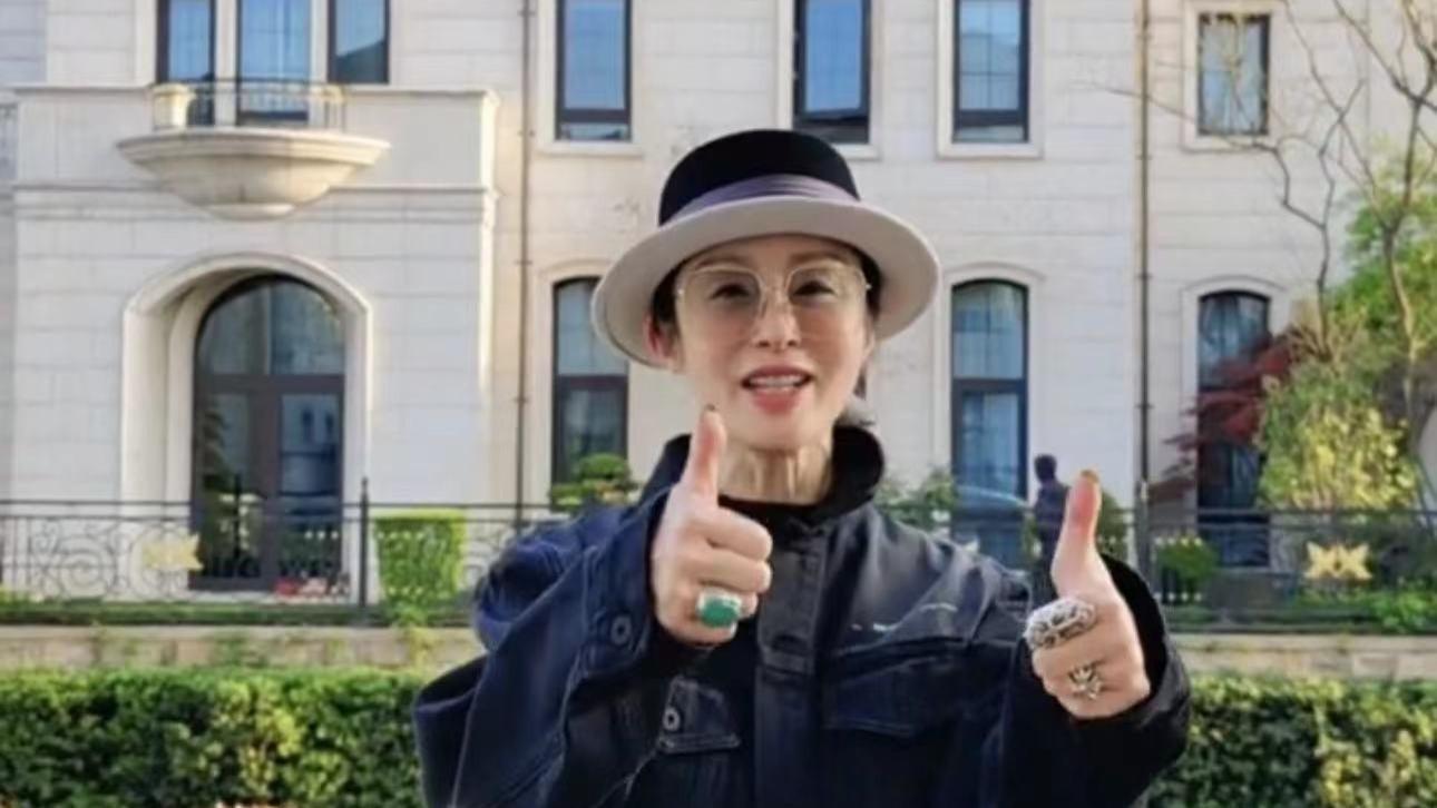 张敏|55岁张敏瘦到脱相！皮肤松弛颈纹明显，与男友定居内地豪宅抢镜