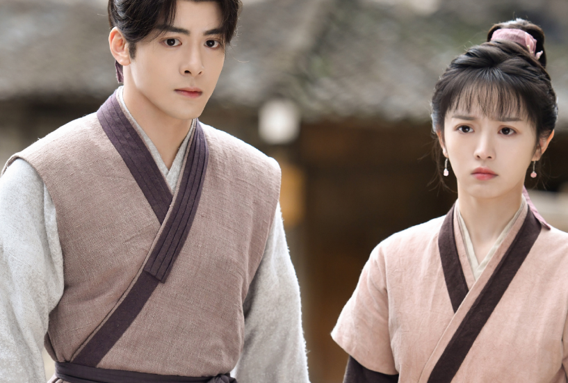 收手吧杨烁！别折磨观众眼睛了，40岁混进央视演少年，雷人又无脑