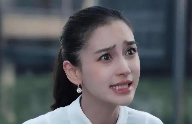 Angelababy|看杨颖如何证明百花奖到底有多水？杨颖参加跑男的前后待遇怎么差这么多？