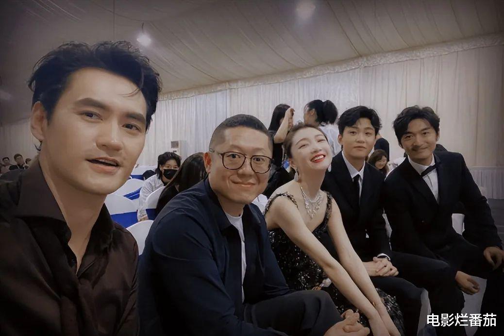 金鸡一刻：周冬雨邓超红眼眶，殷桃闫妮洒泪，李雪健获奖全体起立