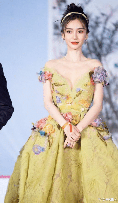 杨颖带儿子吃豪餐，事业停摆的她，被曝坐拥27亿身家不用愁