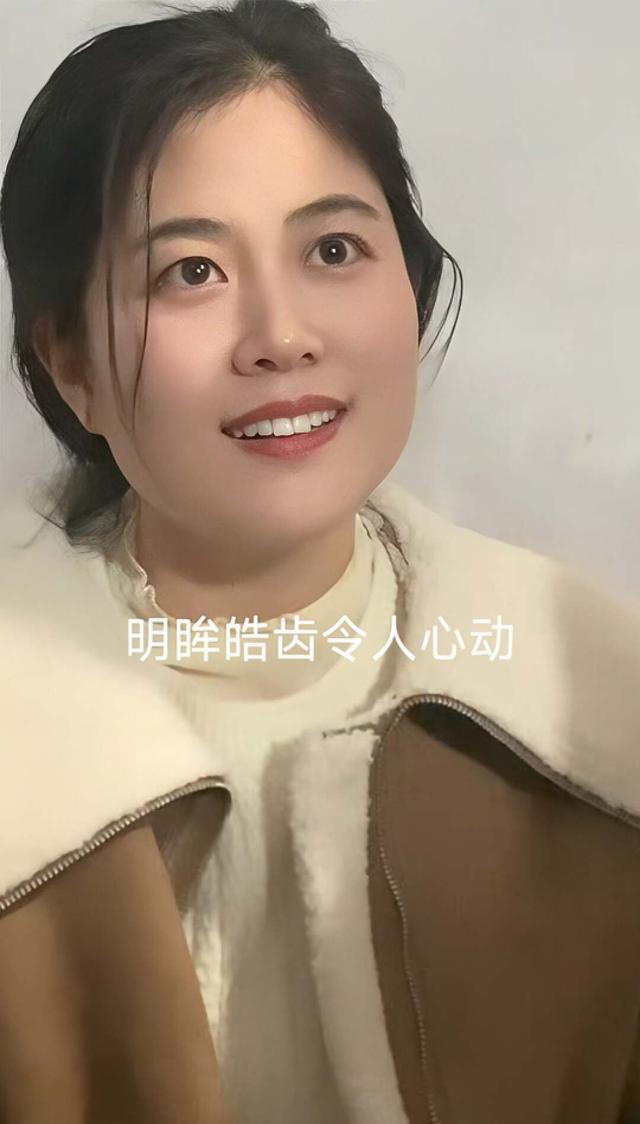 女子相亲凭美貌火了,明眸皓齿令人心动,网友:像女儿国国王