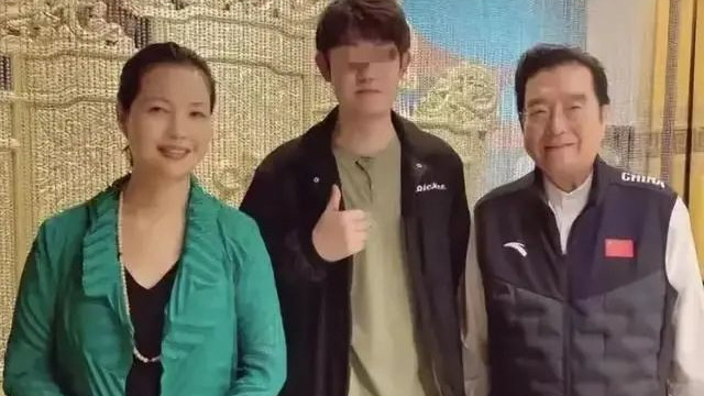 李冠丰|李天一出狱后首露面，晒全家福模样大变，身材高大越来越像爸爸