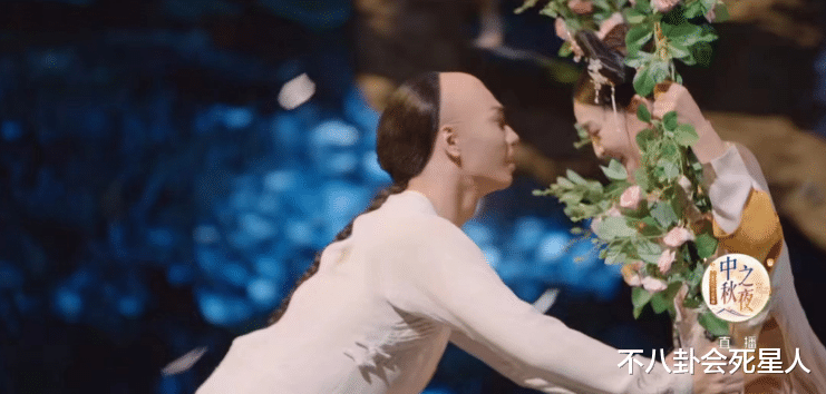 湖南中秋夜:何炅有排面,黄绮珊真唱失误,张含韵慌乱捡枪