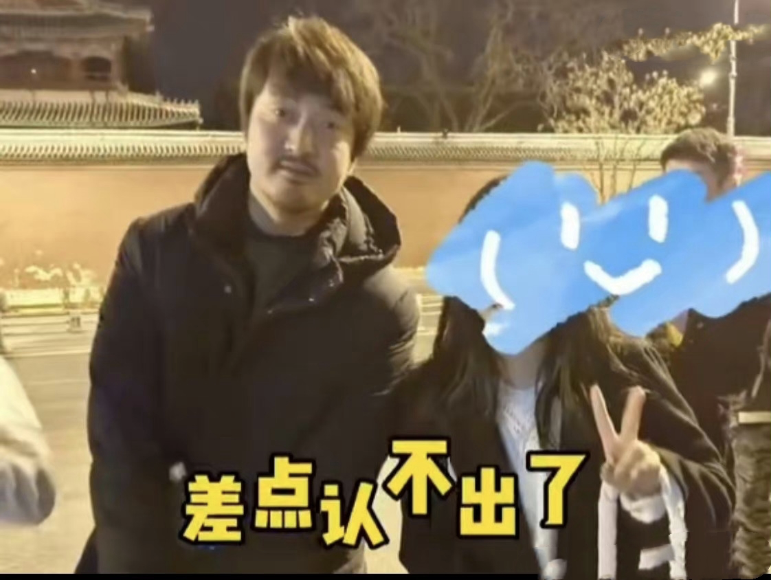 王传君|王传君一家三口被拍,与齐溪带娃玩滑梯,王传君目光无神肚腩抢镜