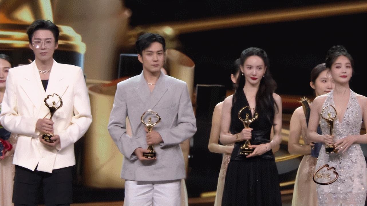 王鹤棣|微博之夜上演尴尬名场面，王鹤棣坐在两任cp中间，金晨和前任同框