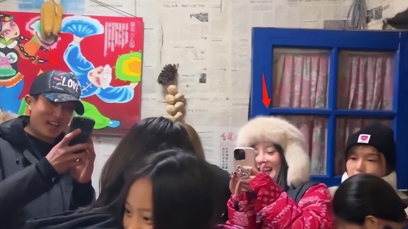 李小璐吴尊带娃出游，甜馨NeiNei十年后再同框，小姐妹长成大美女