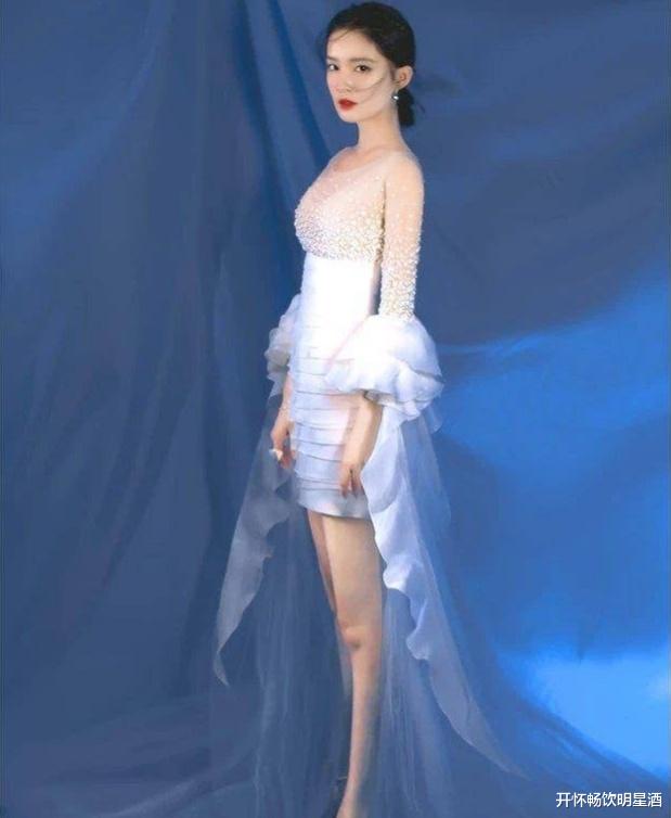 李沁终于改变了形象，肉色丝袜搭配白雪连衣裙仙气十足！