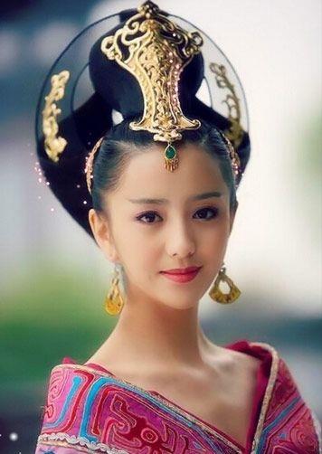 真人干瘦枯黄，荧屏上惊艳全场，这7位女星上镜前后反差巨大，来对比一下