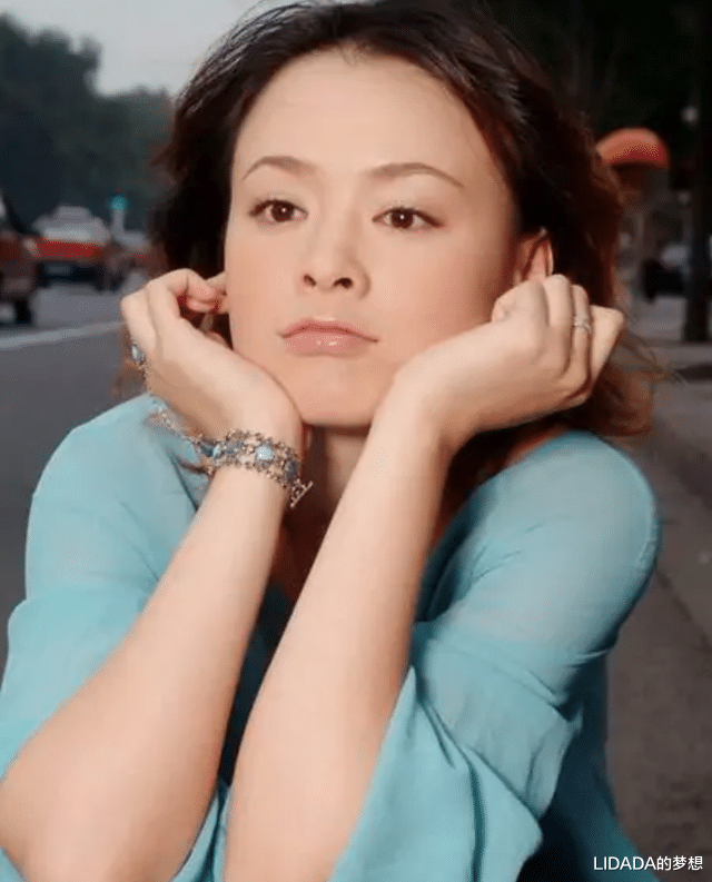 她长得漂亮，演技好，出道23年不温不火，有好老公和帅儿子已知足