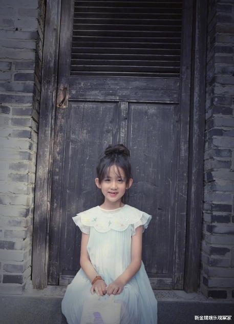 孙莉|孙莉晒多妹新写真,9岁就玩哥特风烟熏妆,和姐姐多多一样爱美