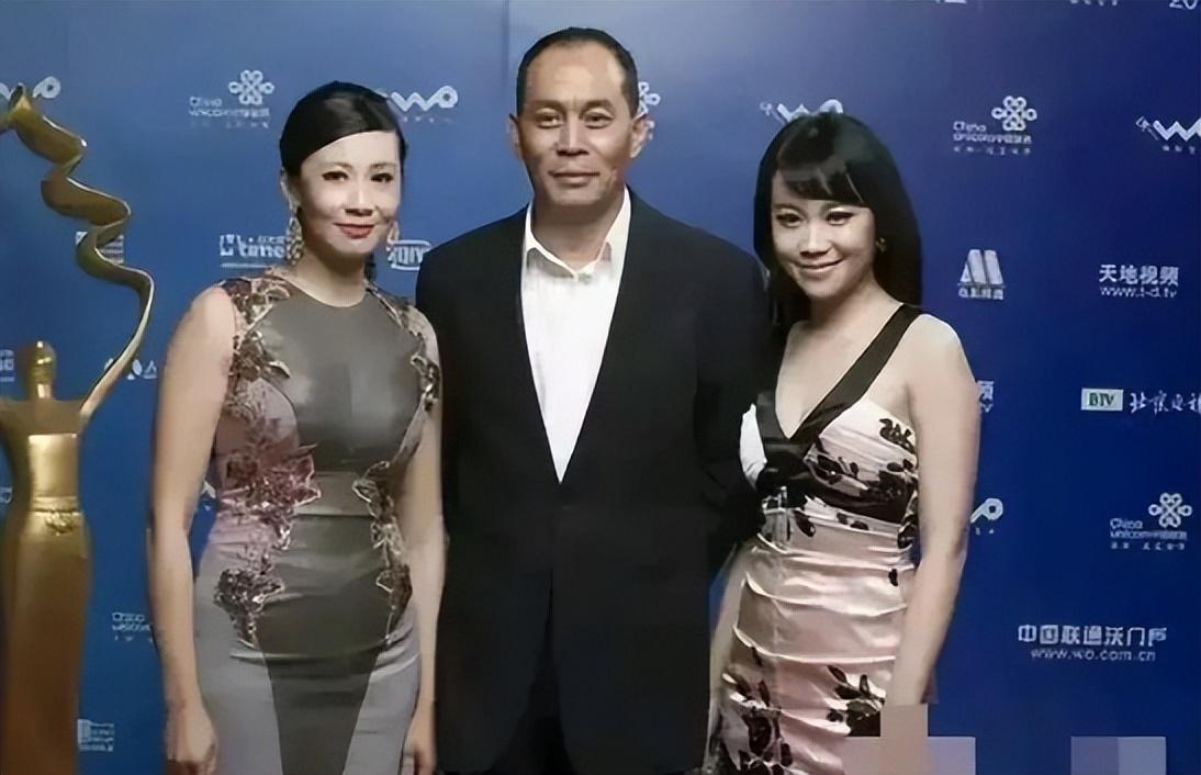 玫瑰 张北光女儿发育过猛！穿吊带裙与爸妈同框，分不清谁是妈谁是女儿