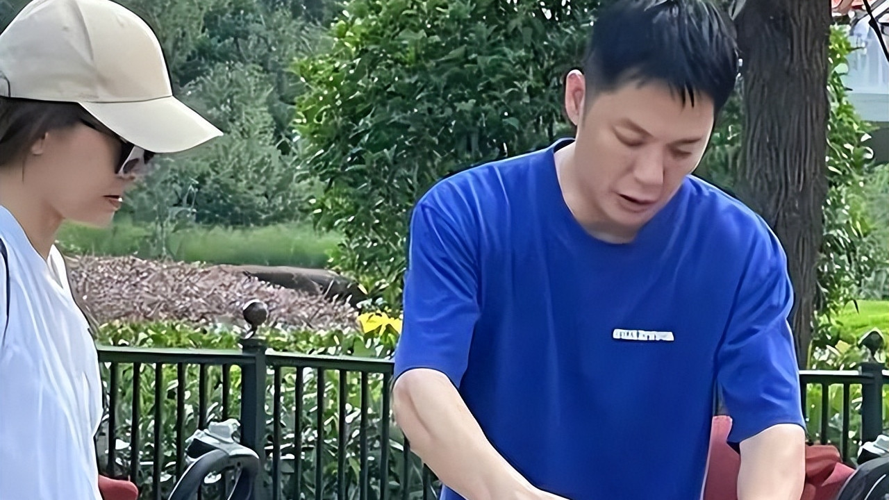 香港女神现身上海迪士尼貌如少女！3岁儿子颜高，49岁二婚老公被赞逆生长