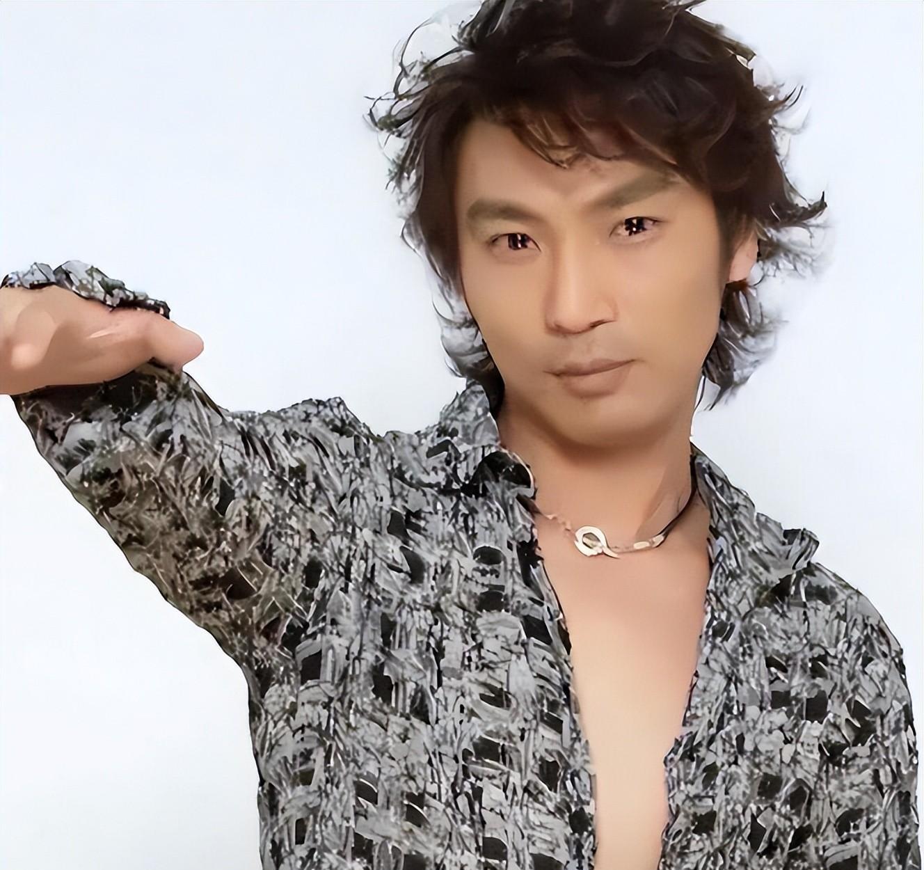 央视春晚|央视春晚一曲成名,被砍下巴脱落缝130针变阶下囚,今卖马桶为生