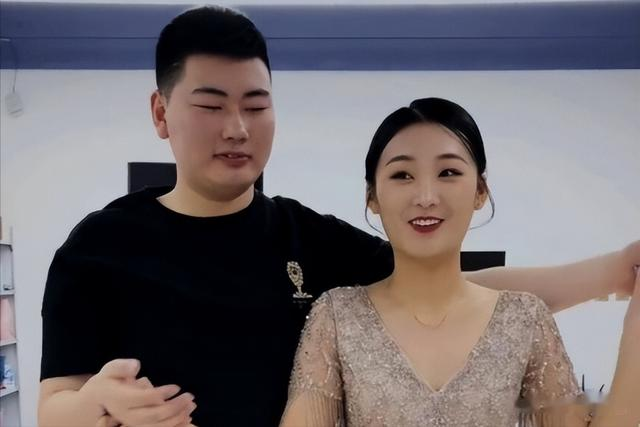 大衣哥儿子又要打光棍？新老婆陈萌深夜发文：啥也不会全靠爹养