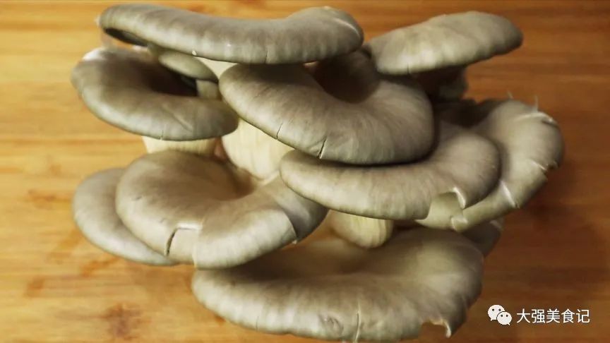 金針菇|“想要身體好，菌菇是個(gè)寶”，秋天寧可少吃肉，也要多吃這3種菌