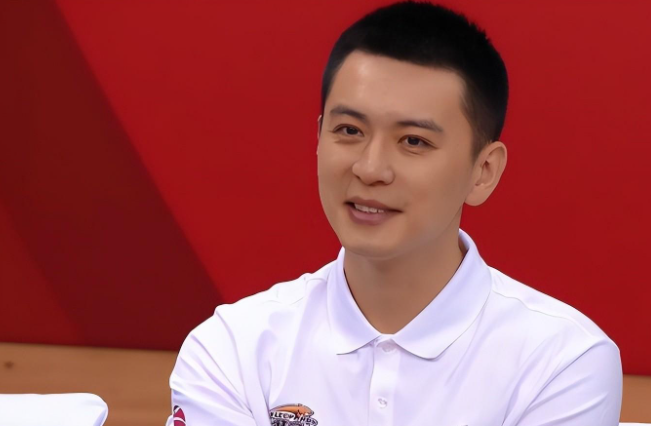 |赵本山盛情款待辽篮杨鸣，旗下艺人韩佳佟陪同，桌上摆满美味佳肴