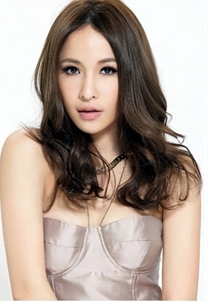 色字是刮骨刀,44岁萧亚轩脸凹陷显老,网友:“纵欲”的代价!