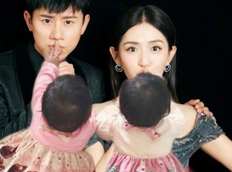 谢娜夫妻带娃去游乐园!张杰抱女儿骑肩膀,谢娜追着老公女儿拍照