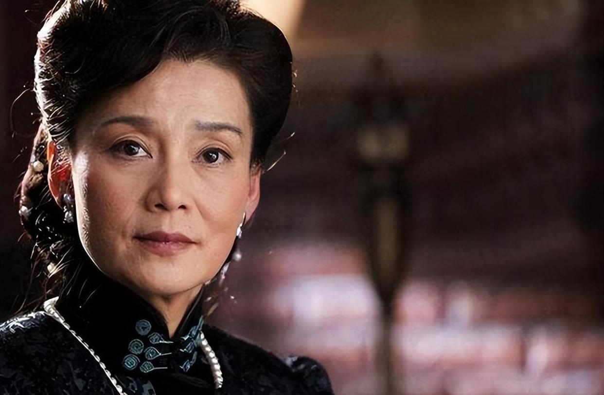 年轻时温柔,到中年却越长越凶,这6位明星天生一副不好惹的脸