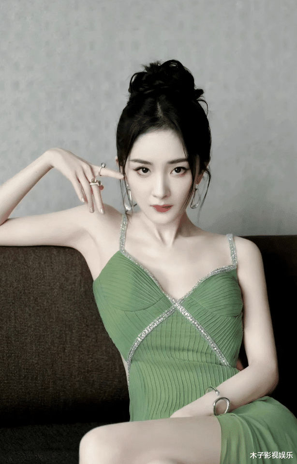 杨幂稀世珍贵写真：身着蓝色丝质睡袍，姿态美得让人倾倒。