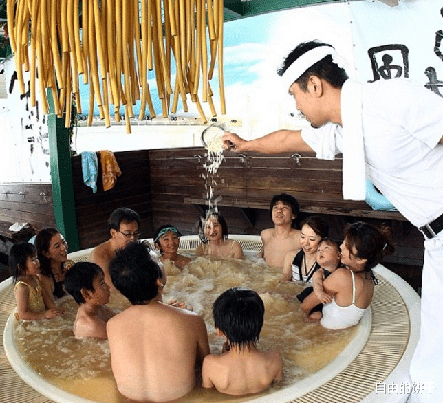 |人肉汤锅?日本人洗澡时居然在浴池加入面条和清酒