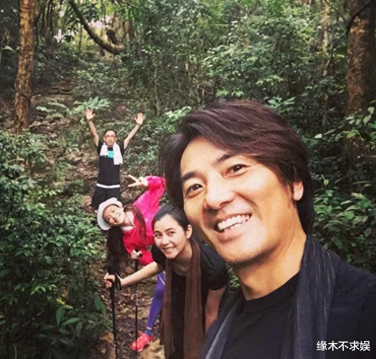 55岁郑伊健日本街头被偶遇,T恤全起球,和蒙嘉慧拮据生活疑曝光