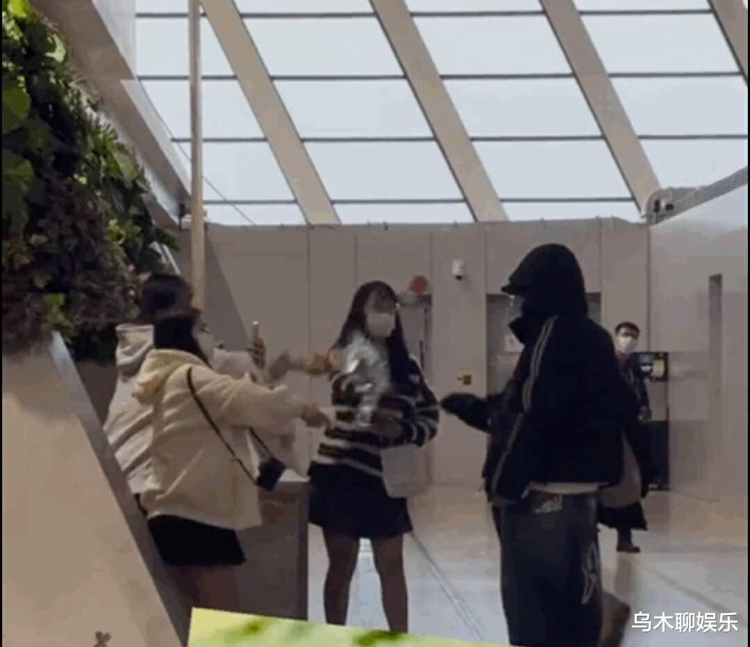 明星直播反拍私生粉,事后机场遭报复性泼水,信件被安装跟踪器