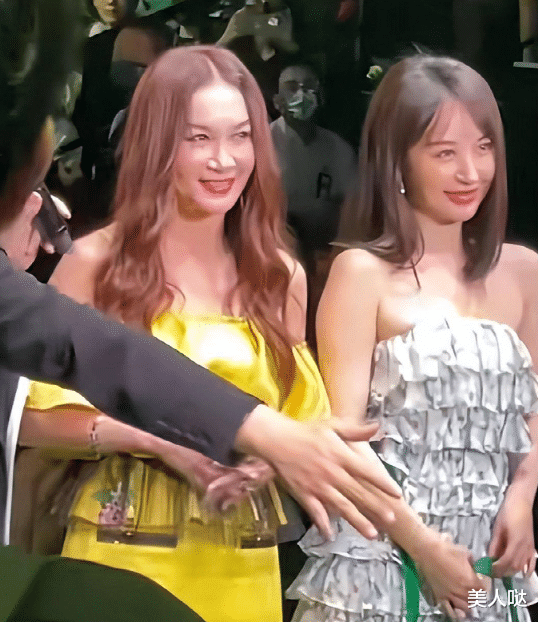 温碧霞|56岁温碧霞真当自己是不老女神了，一把年纪穿少女裙强行扮嫩，但看脸却仍是大妈