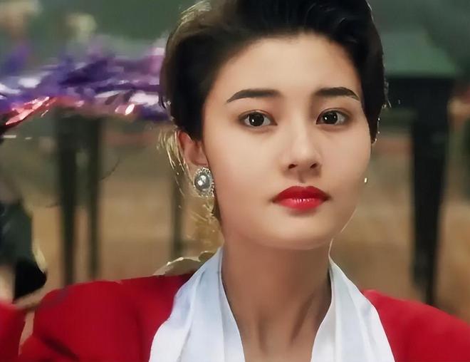 53岁李嘉欣现身马来西亚,笑出4层皱纹,颈部萎缩自然老去