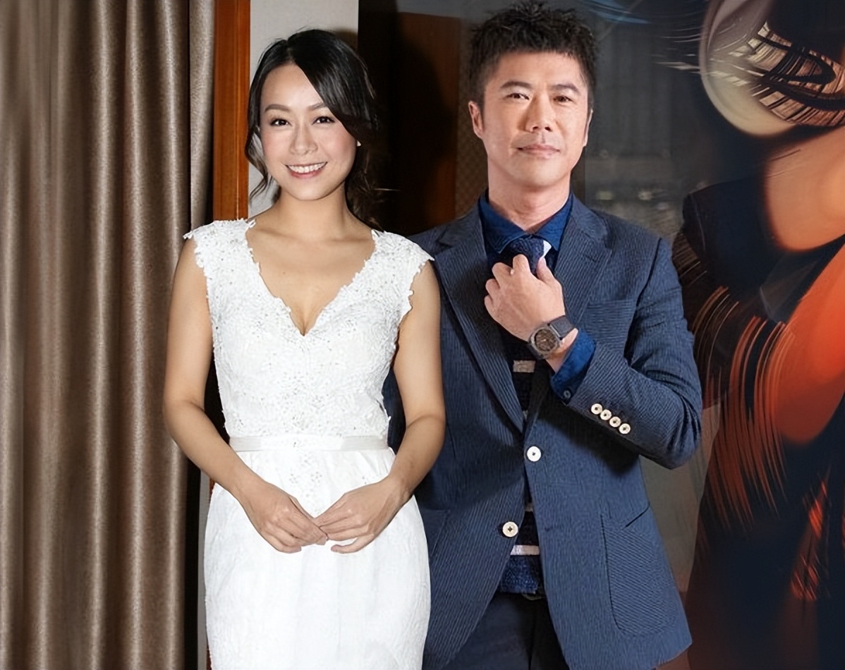 黄心颖婚后首亮相，戴3克拉钻戒富贵逼人，丈夫护妻心切硬刚记者