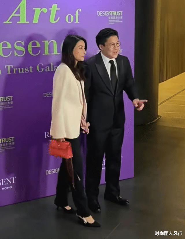 郭晶晶|郭晶晶高调参加阔太聚会!穿粉裙跟李嘉欣撞色,大合影被挤在后面