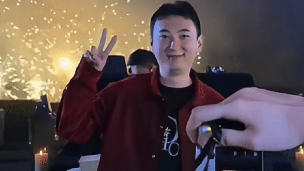 王思聪|35岁王思聪海南庆生，新女友小肉安卡点送祝福，镜头前罕见害羞