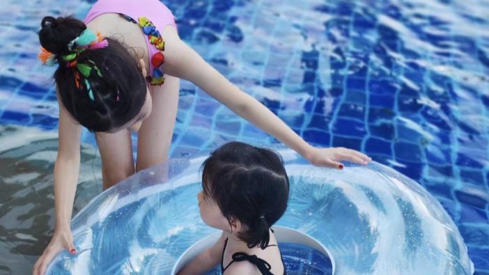 张梓琳晒度假照，俩女儿穿泳装腿长气质佳，妹妹侧颜出镜好漂亮