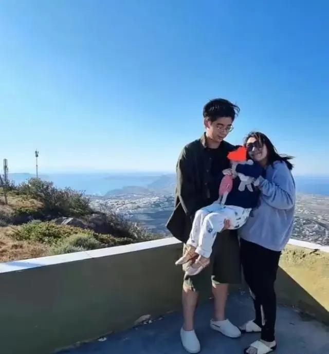 奚梦瑶何猷君香港共度佳节，幸福全家福彰显深厚亲情。