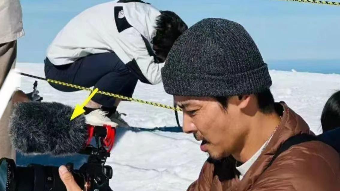 蔡少芬一家四口被偶遇，张晋胡子拉碴满面斑点，俩女儿颜值高随妈